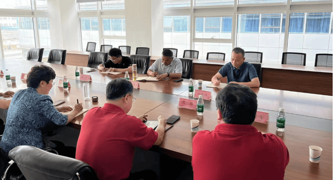 杨艳玲在座谈会上对调研组到山东二叶制药有限公司指导企业药品文号