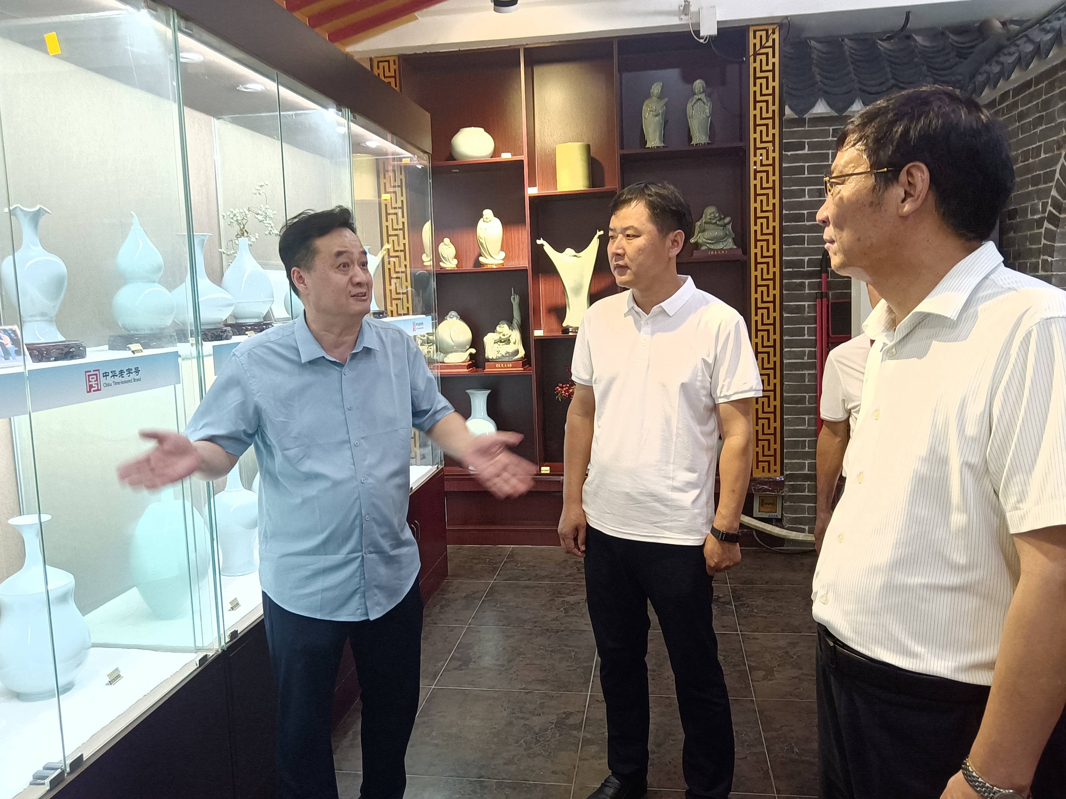 主动深入庙下镇,温泉镇,临汝镇,纸坊镇等地,走访企业,新型农业经营