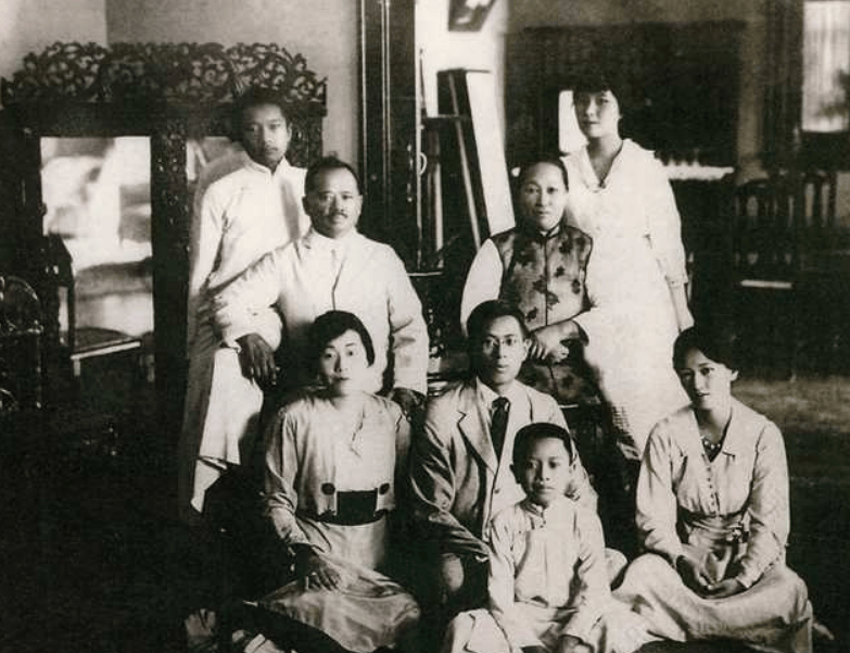 他派出了秘书前往澳门,与正在那里的卢夫人商议离婚之事.卢夫