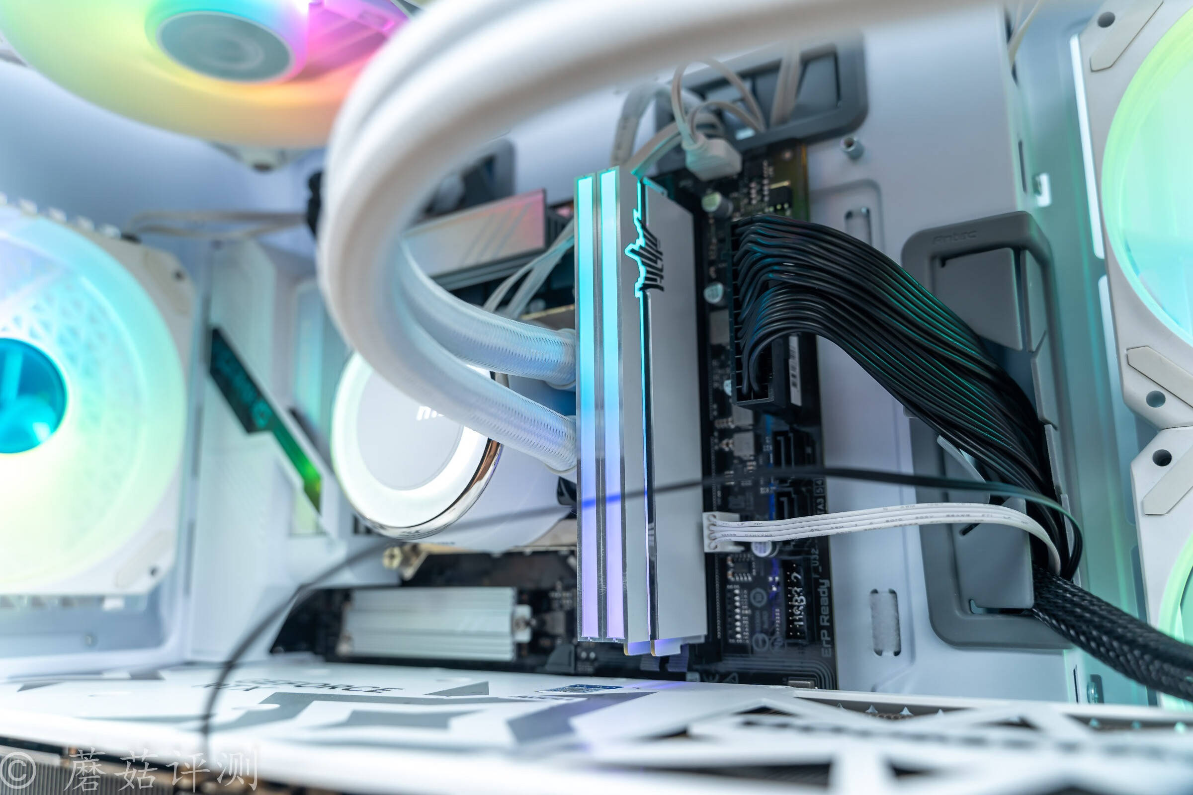 红色魔鹰不好看,那就选择白魔鹰主板吧,技嘉b760m wifi 白魔鹰主板