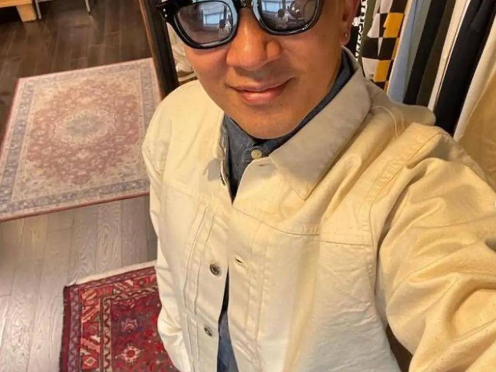 具俊晔回国后变强了,穿大s同款牛仔裤,留起胡须摆造型自拍