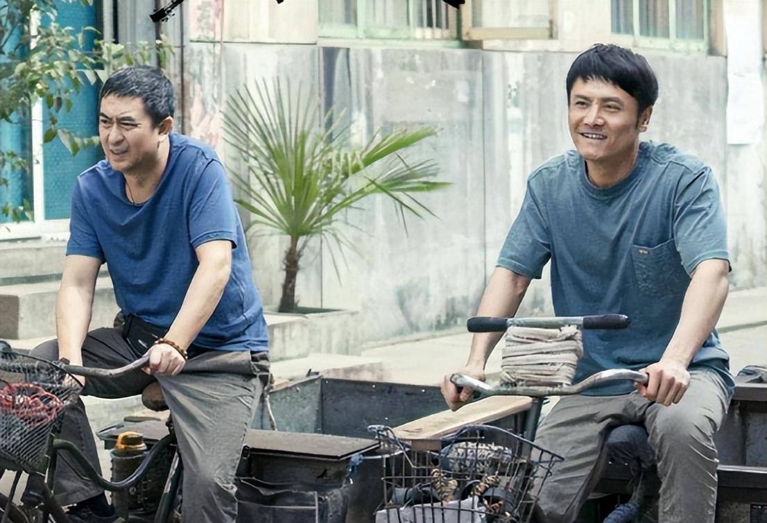 张嘉译每次拍戏都带上表弟,出道20年,表弟火了,张嘉译很欣慰