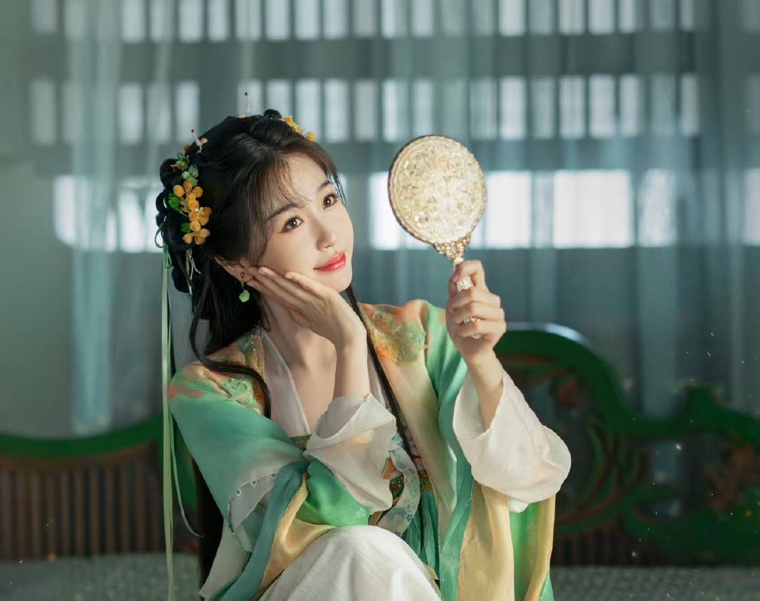 《珠帘玉幕》首播将至!赵露思唐装惊艳,刘宇宁新发型帅出新高度