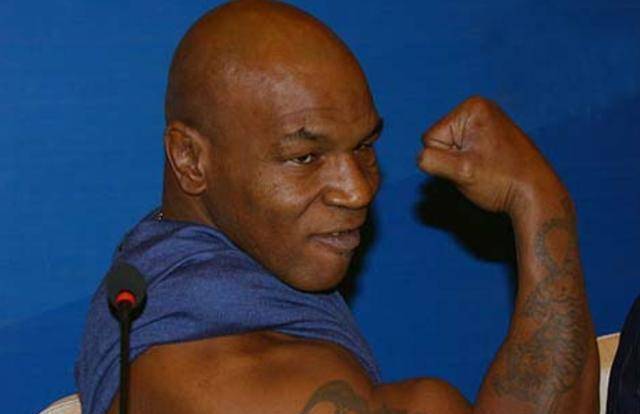 拳王泰森带妻子包场动物园,出1万美元单挑大猩猩,他赢了吗?