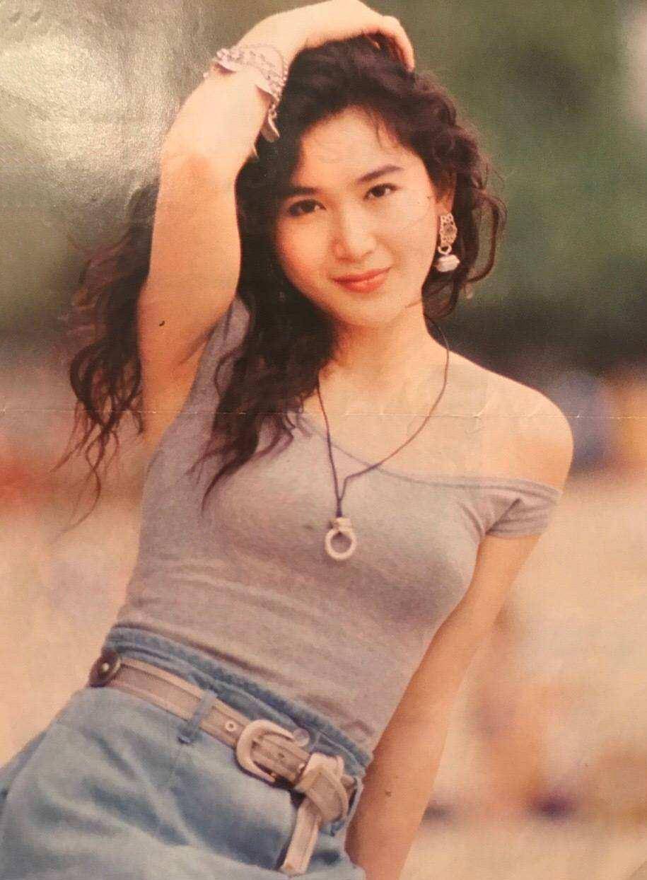温碧霞办生日宴:58岁还美如少女,与老公激吻反差大,被说像父女