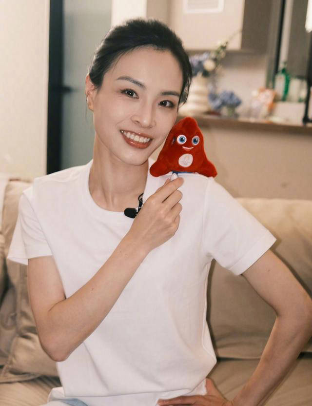 39岁中国跳水奥运冠军吴敏霞晒全家福,凭借事业辉煌年收入超千万