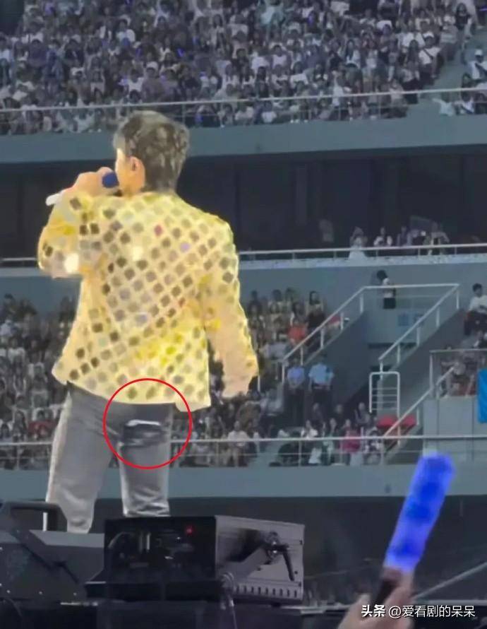 极度尴尬,歌手张杰太原演唱会现场裤子爆裂,几万观众一起目睹