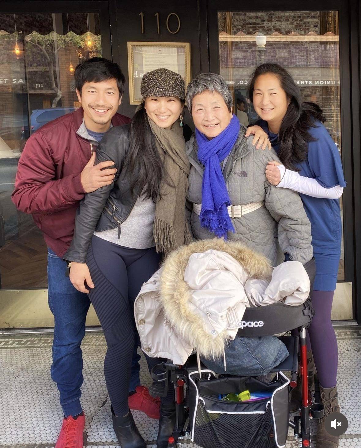晒母子早年合照,称母亲离去时仍很优雅_原和玉_照片_因为