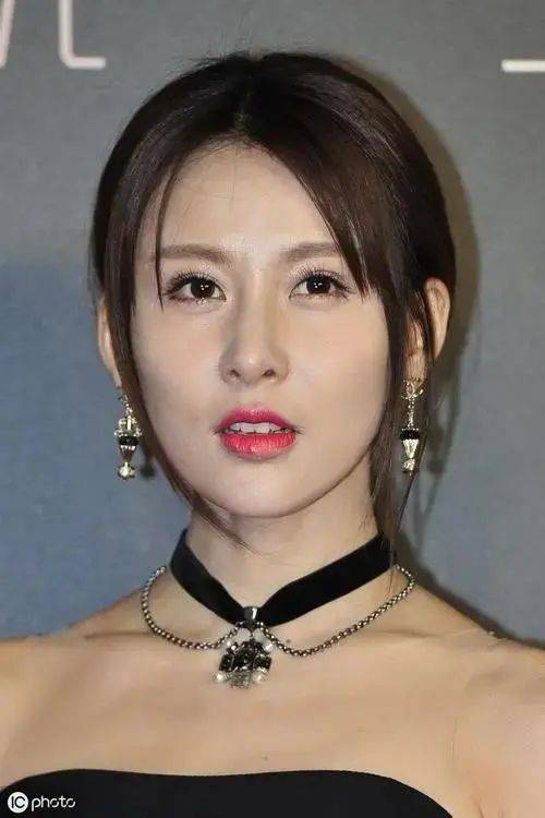 "富二代收割机"贾青38岁不显老,性感紧身裙沙漠度假,时尚养眼