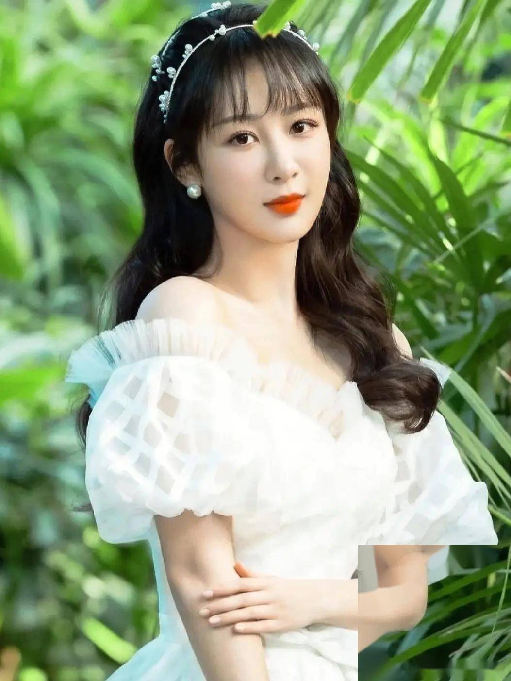 28岁杨紫清新写真曝光,迷人魅力让人无法抗拒!