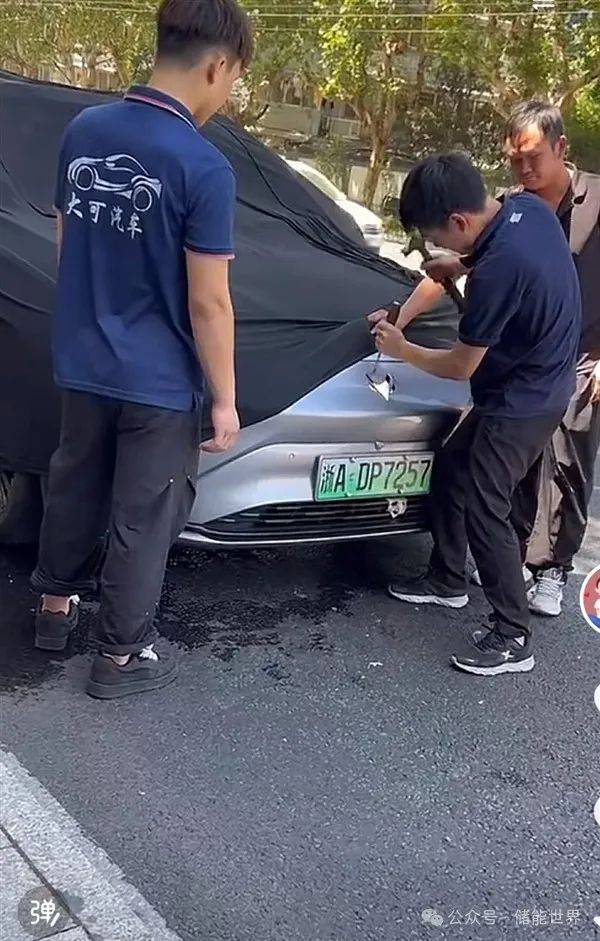 极狐电动车发生自燃:厂家竟用黑布盖车并撬车标引发质疑(图1)