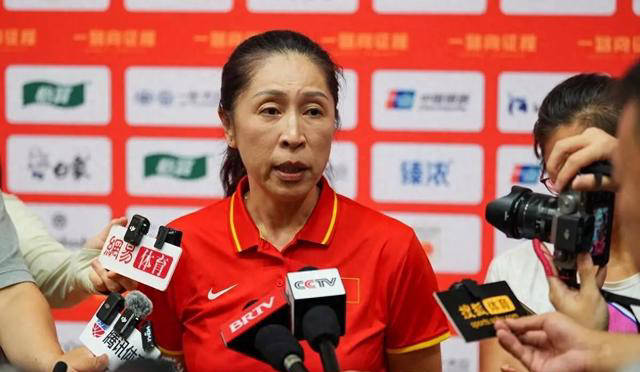 女篮两大国手正式离队!姚明与郑薇亲自送行,球迷感遗憾