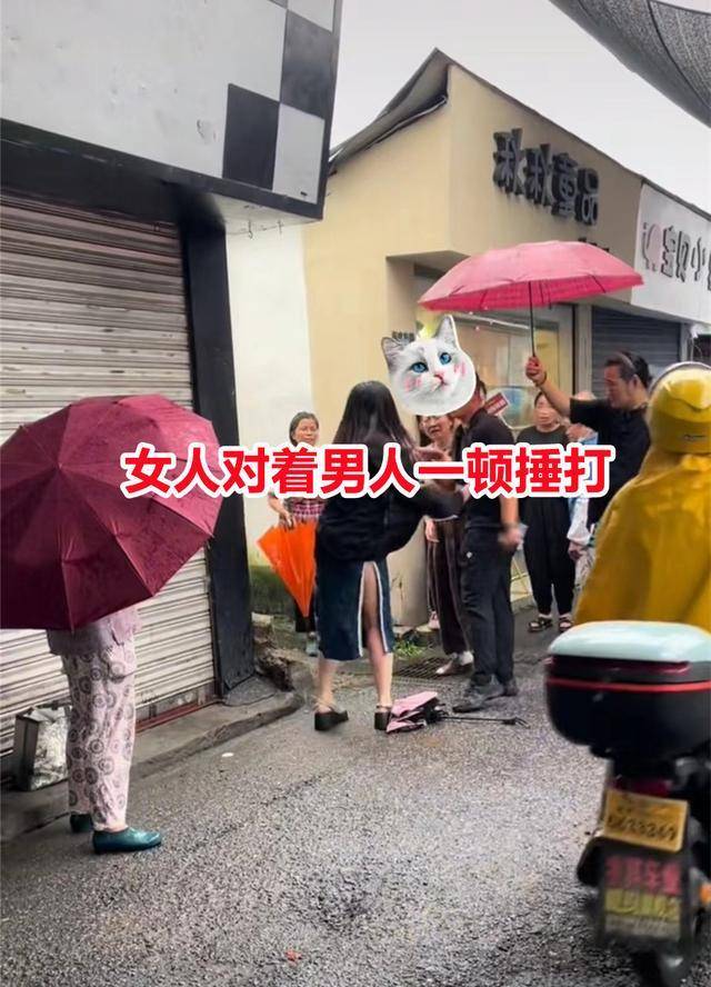 浙江情侣路边吵架,微胖女孩撒娇不肯起,男子带着保镖打伞去哄她