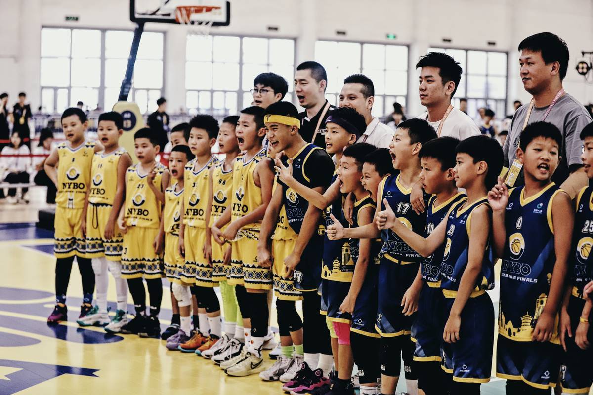 大争议！国内体校篮球女教练动手打人，扇球员9个耳光，影响恶劣