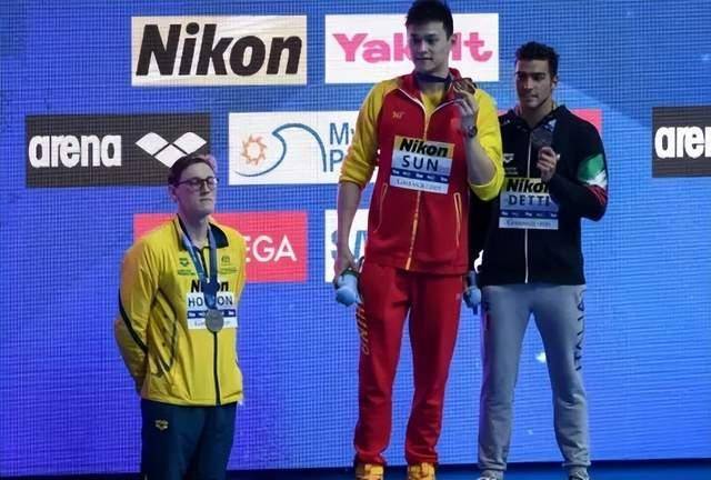 原创            过分！澳大利亚蛙王表态或在领奖台抵制覃海洋，网友：新霍顿-澳大利亚蛙泳名将