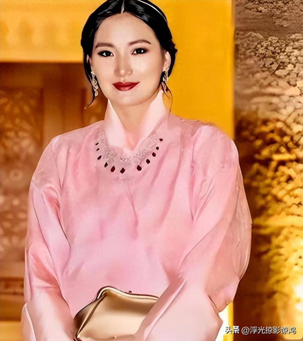 不丹王后过34岁生日,女儿索南和她长得一样,俩儿子没公主受宠