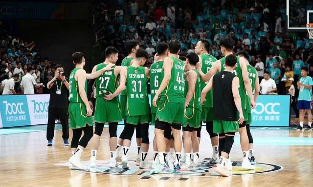 辽宁男篮加时战胜上海!年轻球员崭露头角,刘志轩转型助理教练