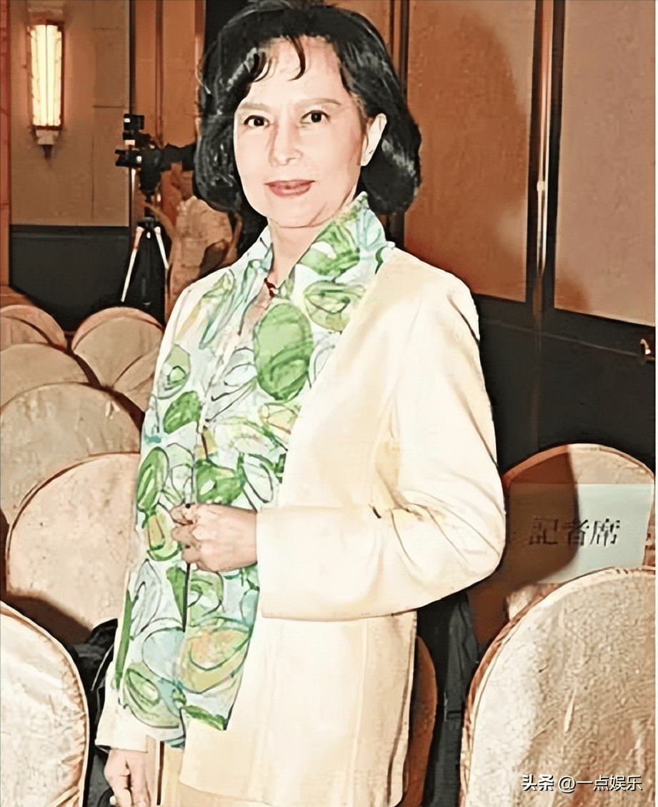 她是亚洲第一艳星,征服1000多个男人,不爱豪门爱祖国_狄娜_传奇_投资