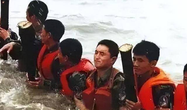 王明华终于抓住了树枝,慢慢地靠近江珊,他用最温和的声音告诉她不要