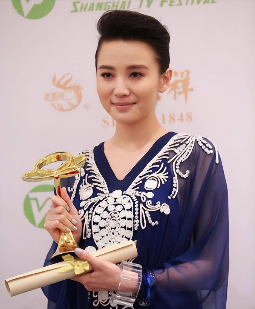 事实证明,43岁"未婚未育"的宋佳,已走上女演员的另一条大道