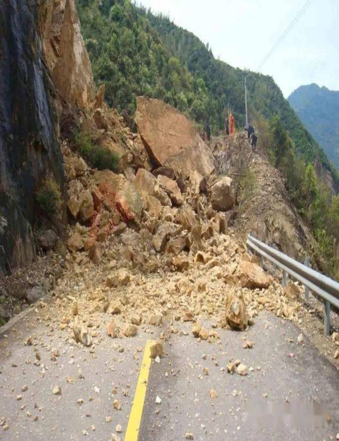 地震滑坡图片