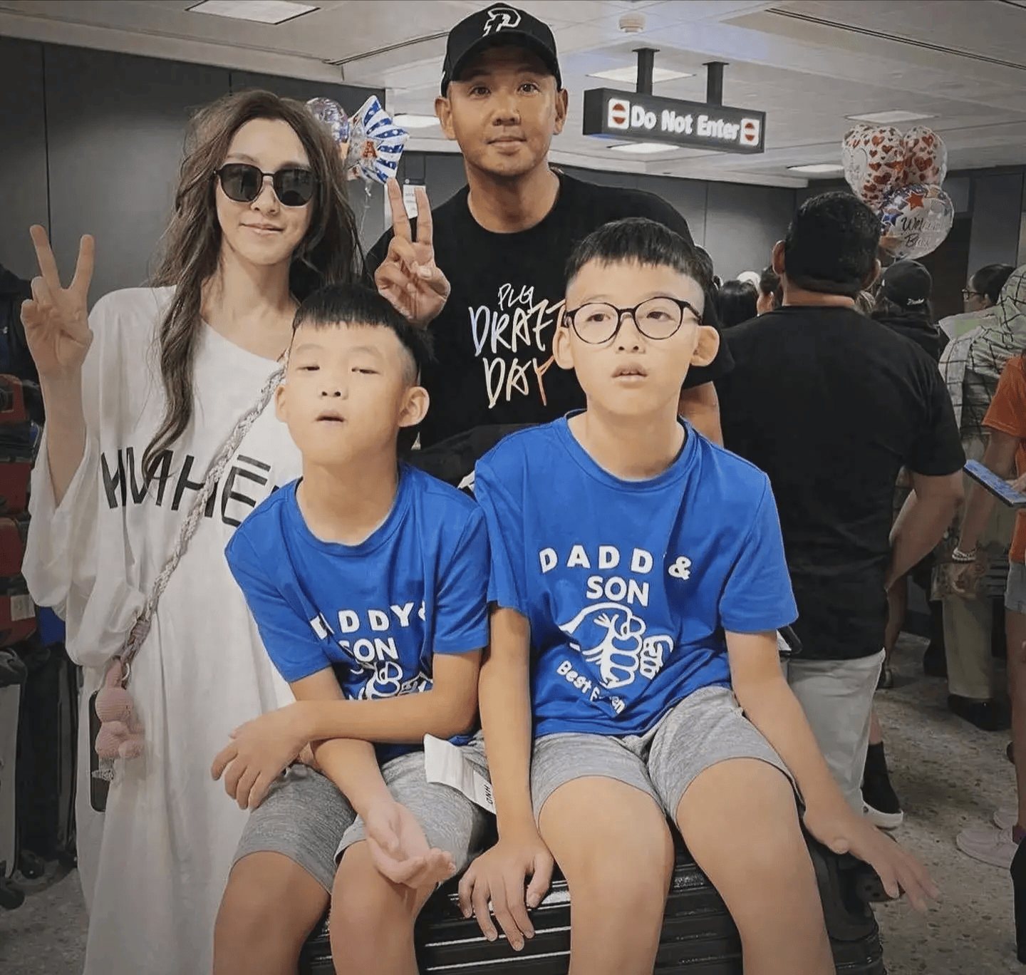 范玮琪在美国和弟弟团聚,9岁双胞胎儿子露脸,一个像爸一个像妈