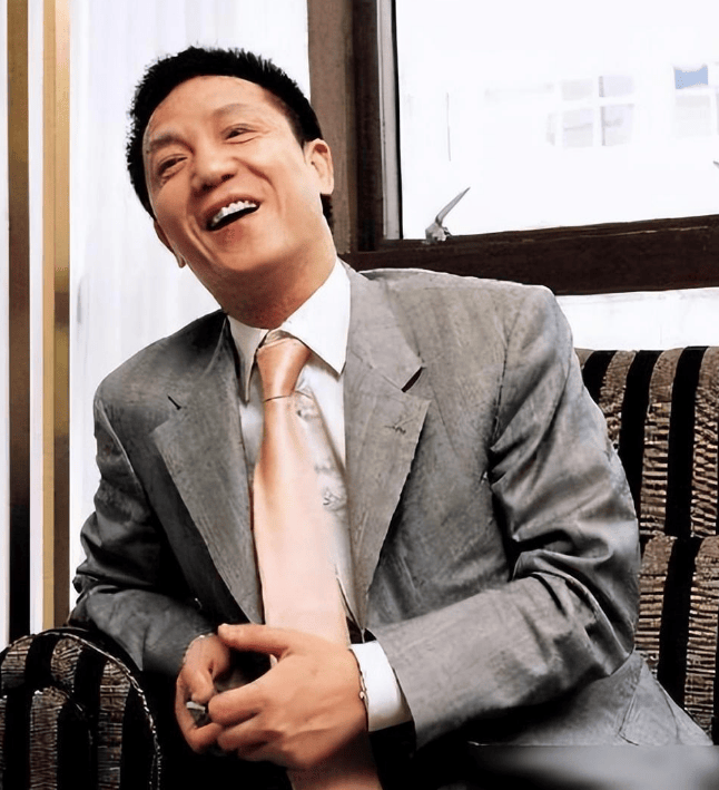 曝前上海首富周正毅近况?戴百万名表打耳钉!装扮新潮雪茄不离手