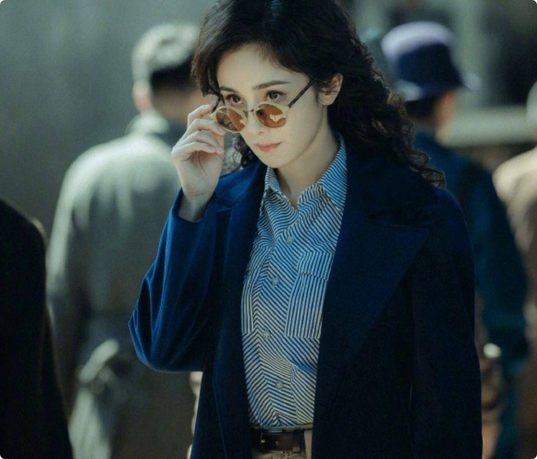杨幂村妇造型撞脸赵韩樱子,瘪着嘴脖子前倾,被嘲别嚯嚯农村剧了