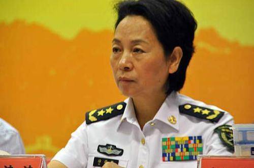 她是海军第一位女中将,1988年授大校,1998年升少将,2015年退役