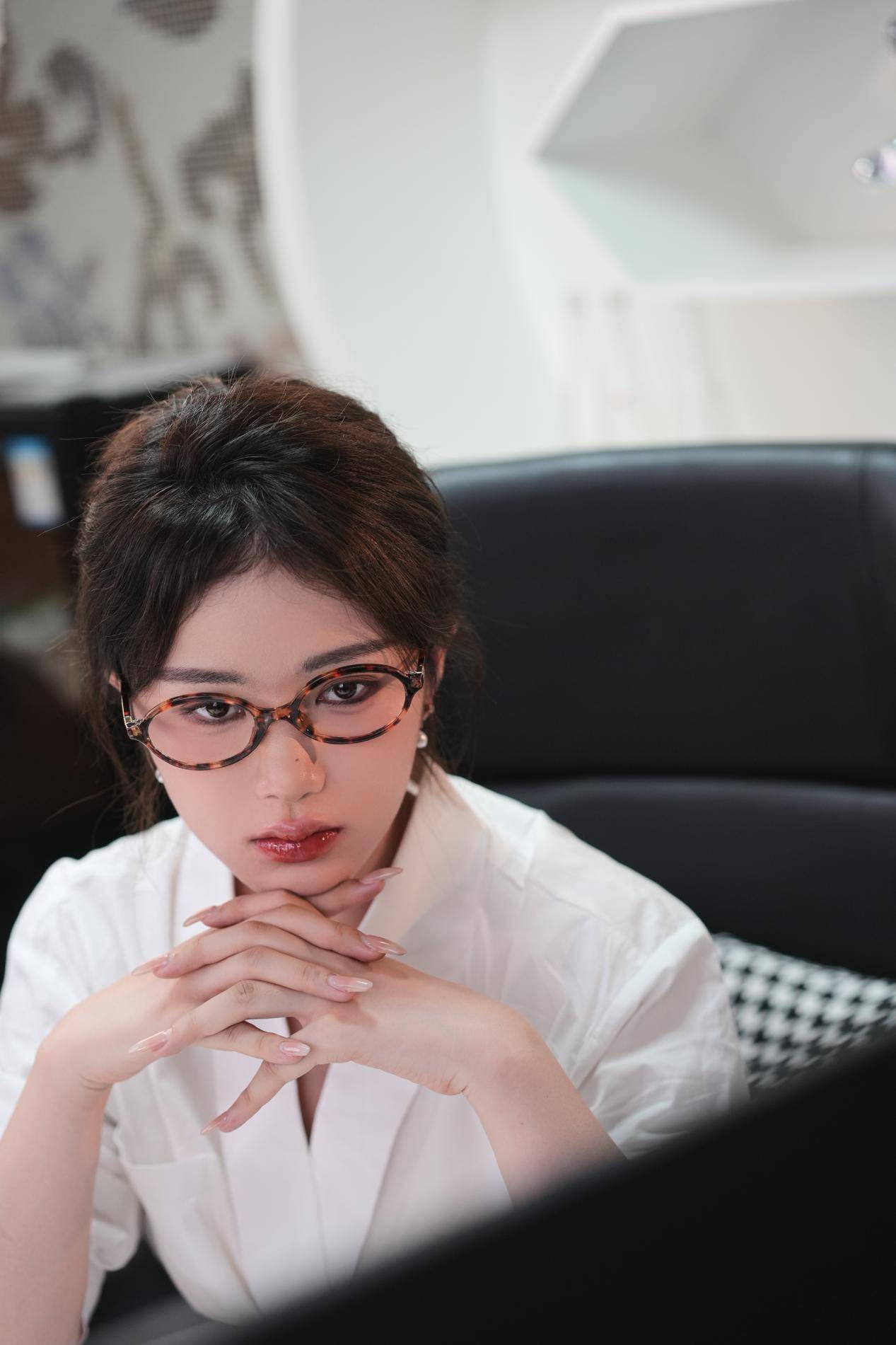 演员何一沫大胆突破,勇闯职场写真新领域