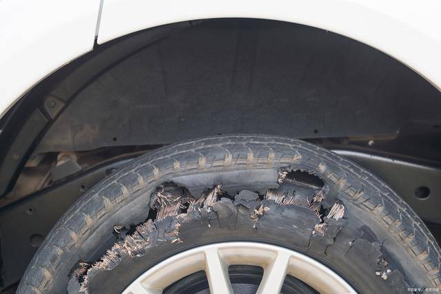 轮胎打气变悲剧!大货车爆炸瞬间,1人丧生2人受伤