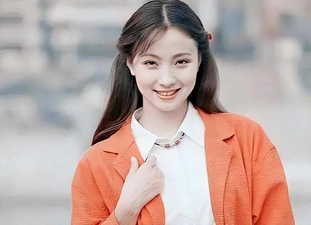 这说起来啊,陶虹的前半生还是十分励志的,父亲是一名工程师,母亲是