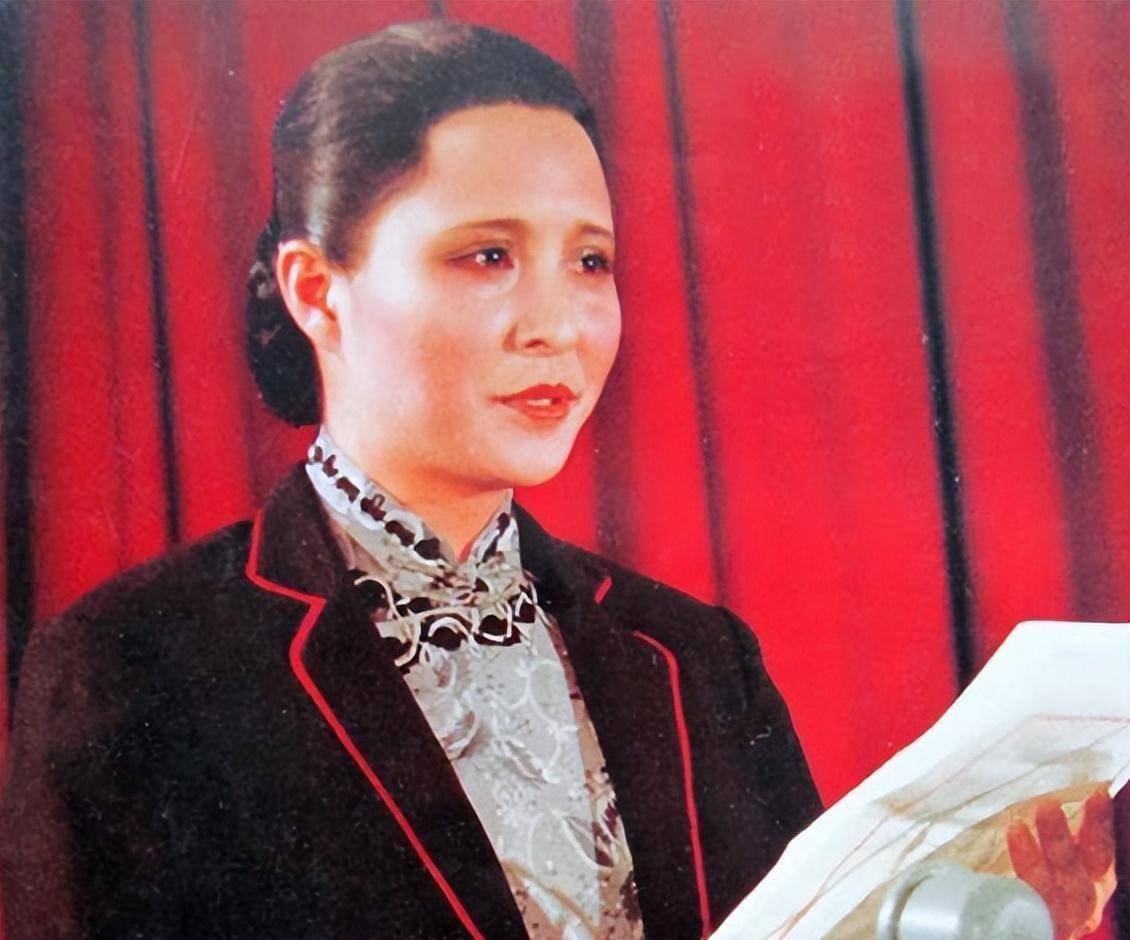 宋庆龄特型演员李羚大火后,主动和司机合照,司机们合不拢嘴