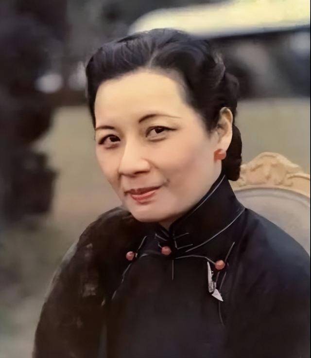 宋美龄在姐姐宋庆龄的帮助下,一边学习一边到了上海的基
