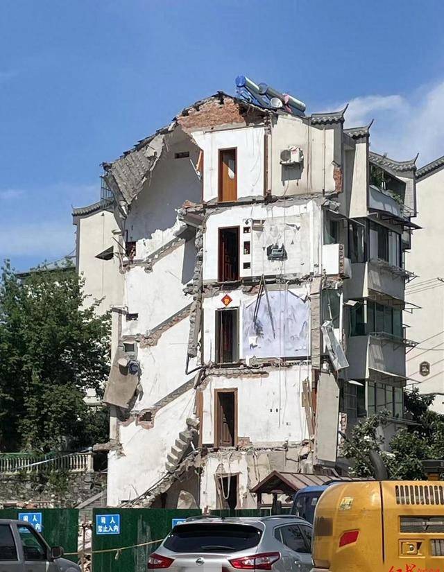 铜陵居民楼坍塌背后:移民安置小区由多个"老板"承建,遇难者三_房屋