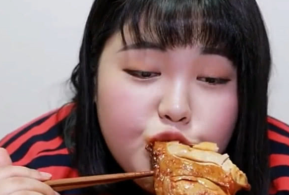 韩国吃播秀彬吃炸鸡腿配火鸡面,一口吸完一桶火鸡面,不愧是吃货