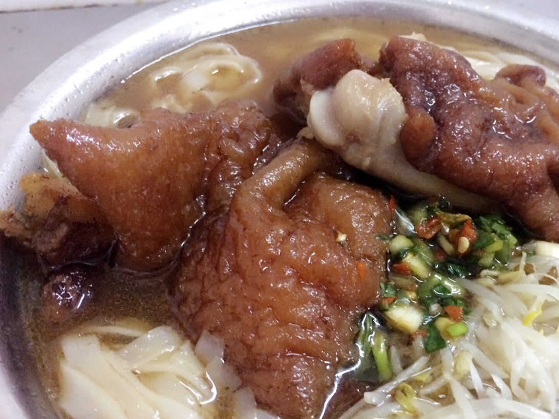 这家猪脚粉已经在南宁火爆十几年,成为多少人无法割舍的情怀!