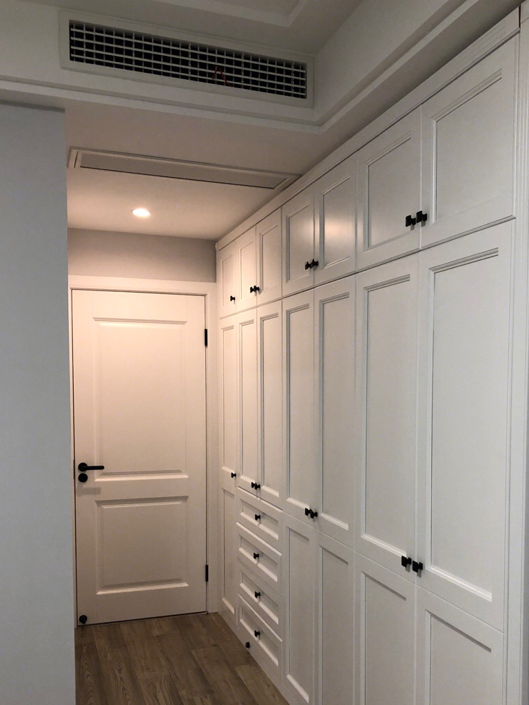 新房装修完工,请木工纯手工打柜子花了5w,很漂亮,儿子很开心!