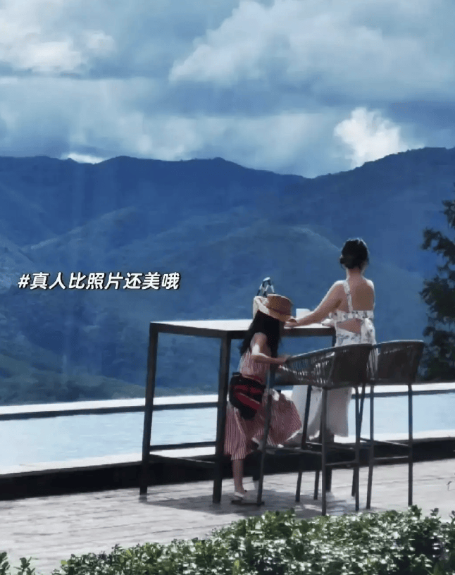 杜江霍思燕长住阿那亚,女儿侧脸首次曝光,戴超厚眼镜更像爸爸