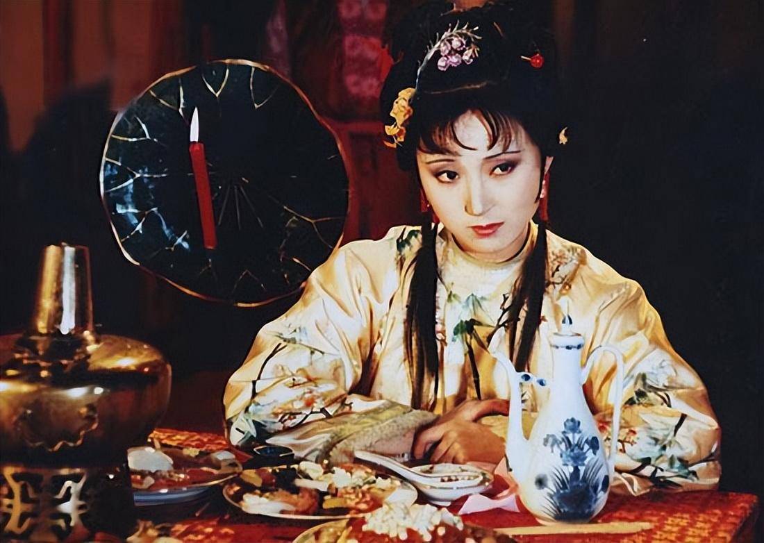 87《红楼梦》一件土掉渣的衣服,粉配紫色,四位演员个个美得出奇