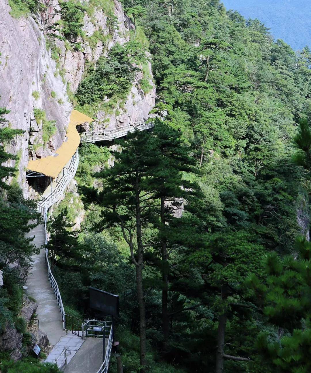 92关于住宿景区有两个酒店,明堂山酒店和贵宾楼酒店,周边还有很多