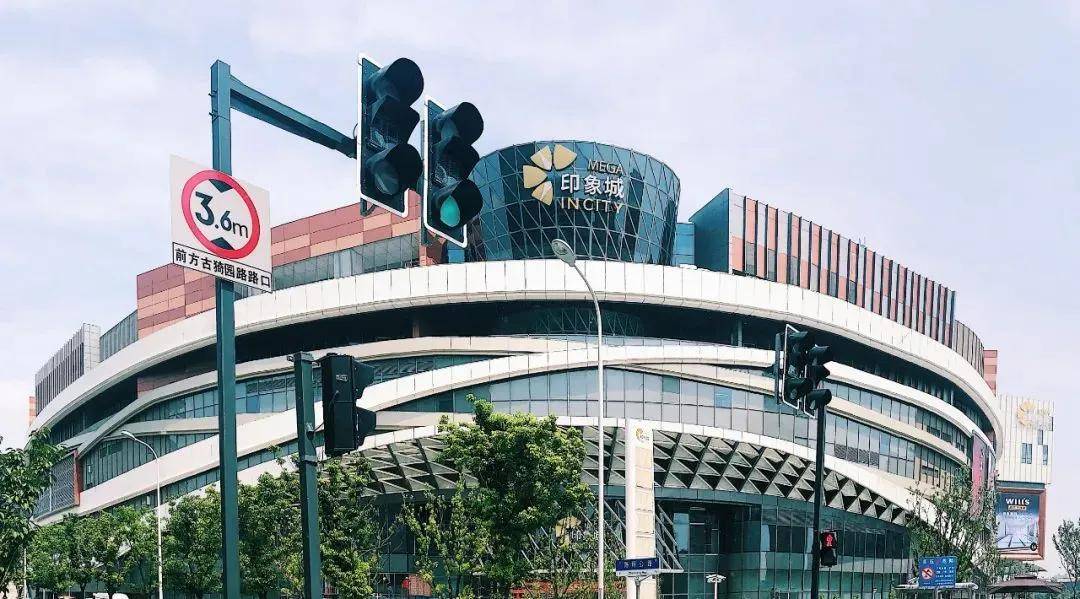 商业方面:周边有星汇广场,魔方创智城,东方商厦,罗宾森广场等商业配套