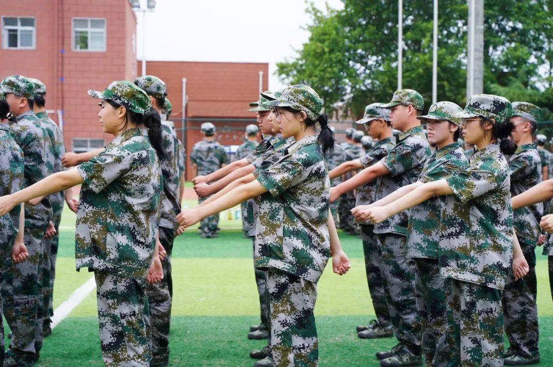 墙新学校军训图片