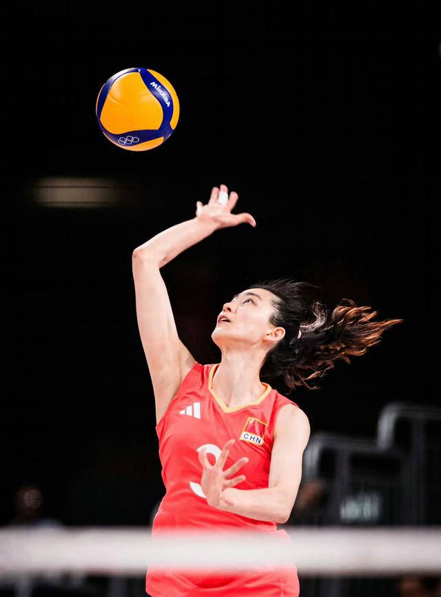 王梦洁防守技术获得认可,中国女排备战塞尔维亚,刁琳宇表现出色