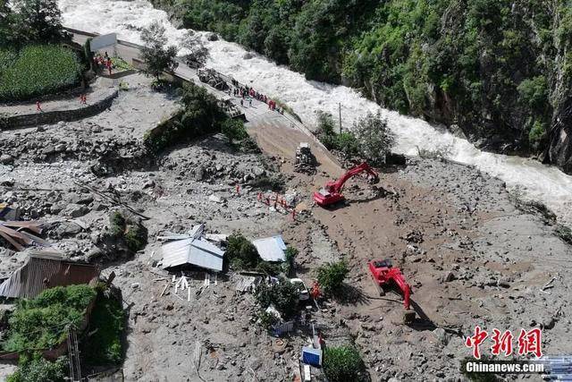 四川康定山洪泥石流已致10死17失联,直击救援现场