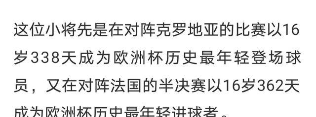 他戴着一副厚重的黑色墨镜,头发卷曲,脖子上挂着一条闪亮的项链,身穿