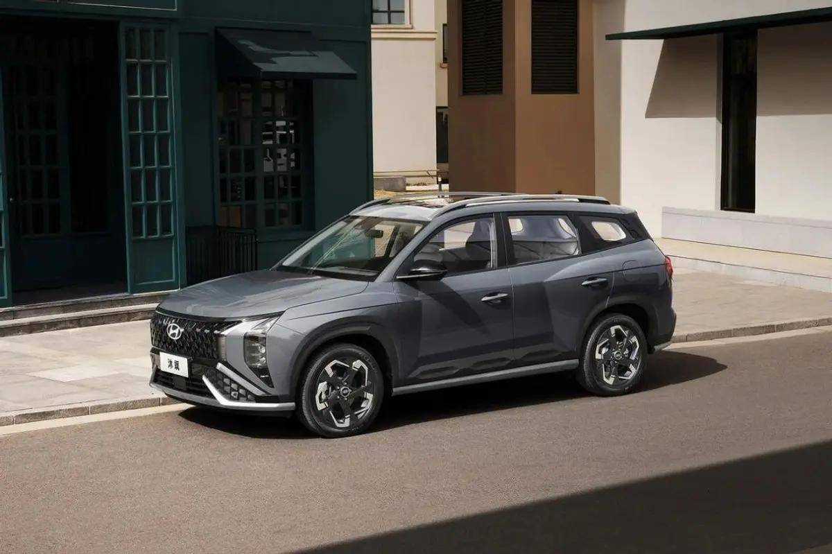 北京现代 ix35沐飒前脸采用参数化造型的进气格栅,熏黑处理的中网呈现