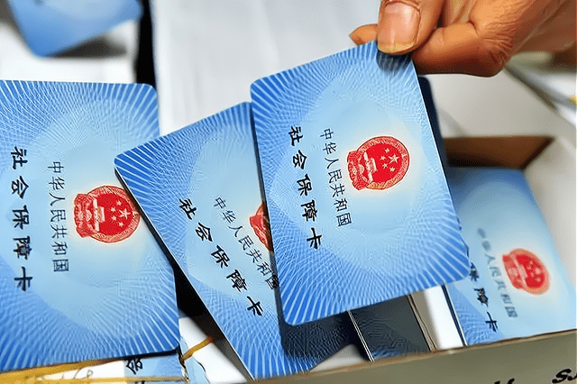 我国医保目前主要有两大基础保险,即城镇职工医保以及城乡居民医保.