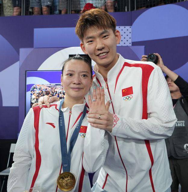 黄雅琼巴黎奥运会夺金!她被男友在赛场求婚,双喜临门上热搜