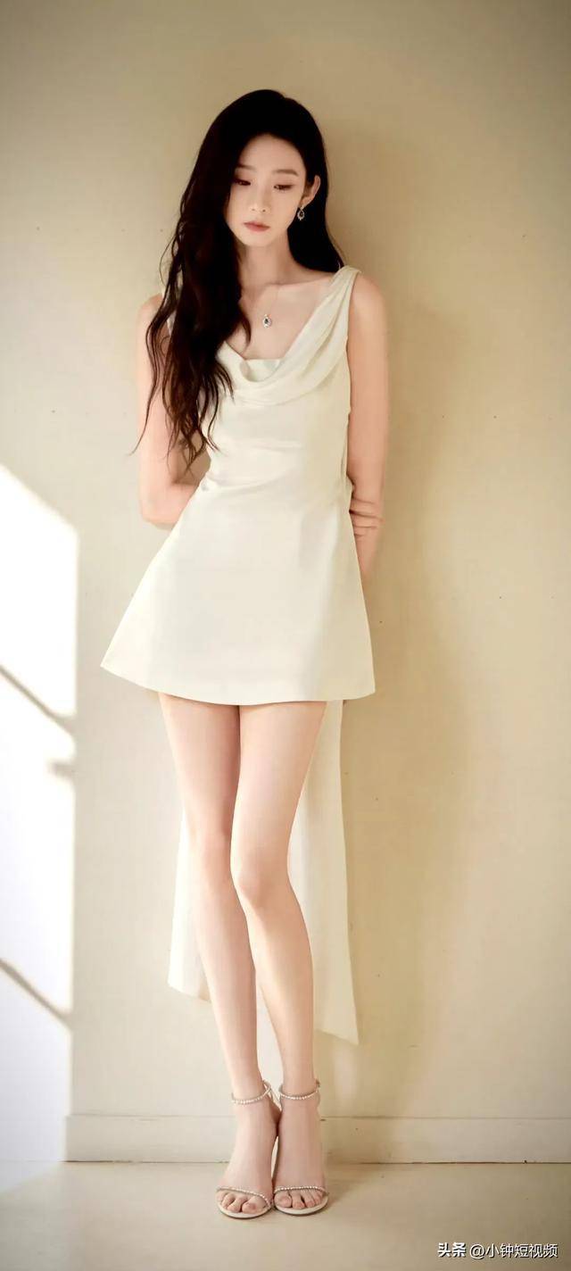 张艺凡的腿!凉鞋也很好看,清爽